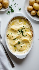 きれいな白い背景にクリーミーなポテトグラタンを空から撮影した写真