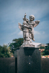 Escutura de anjo em um cemitério