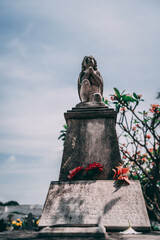 Escutura de anjo em um cemitério