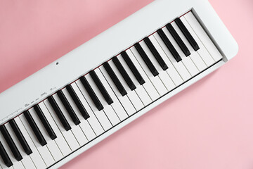 Naklejka premium Synthesizer on pink background, top view. Electronic musical instrument