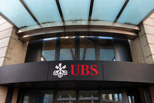 Gen&egrave;ve, Suisse - 17 novembre 2024: Gen&egrave;ve, Suisse - 17 novembre 2024: Entr&eacute;e d'une agence de la banque UBS. UBS Group AG est un groupe bancaire international suisse