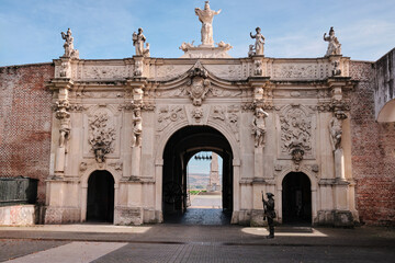 Obraz premium Ornate stone archway with statues, leading to a vista. Architectural detail, historical landmark, symmetry. Perfect for travel, history, or architecture projects. alba iulia