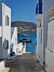 Obraz premium Narrow street leading to Pollonia beach. Greek island of Milos, Europe.