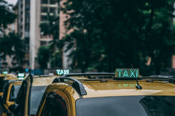 Fileira de taxis no centro do Rio de Janeiro