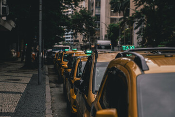 Fileira de taxis no centro do Rio de Janeiro