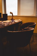 Escritório em sépia e bancos de couro