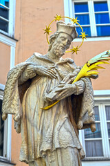 Fototapeta premium St.-Johannes-Nepomuk-Denkmal beim Rathaus von Sterzing (Vipiteno) im Wipptal, Südtirol