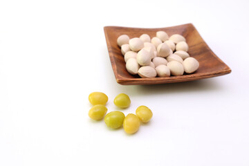 白背景のギンナン