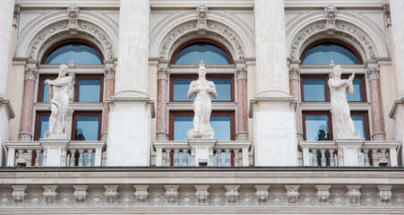 Obraz premium Steinskulpturen dreier Männer am Österreichischen Parlament
