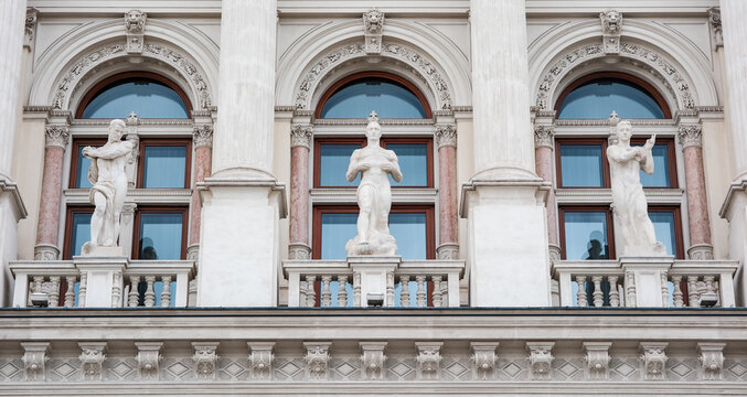 Steinskulpturen dreier M&auml;nner am &Ouml;sterreichischen Parlament