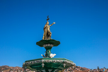 Obraz premium Pool and statue of the Inca Pachacutec in Cusco's main square, Peru
