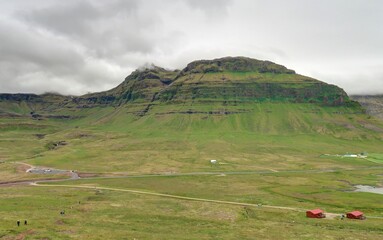 ville de Grundarfjordur située au fond de son fjord en islande