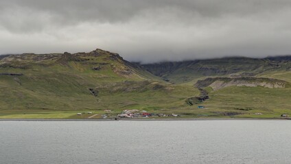 ville de Grundarfjordur située au fond de son fjord en islande