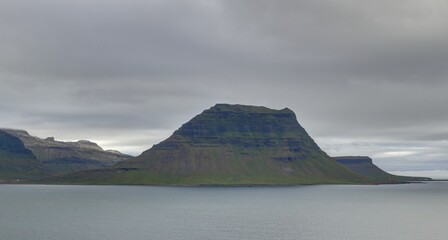 ville de Grundarfjordur située au fond de son fjord en islande
