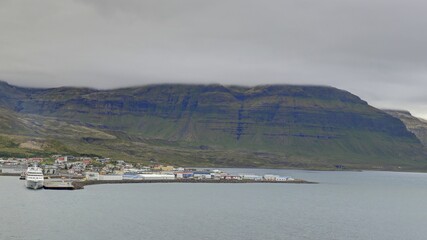 ville de Grundarfjordur située au fond de son fjord en islande