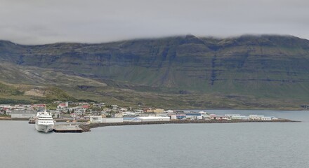 ville de Grundarfjordur située au fond de son fjord en islande