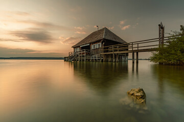 Fototapeta premium Sonnenaufgang am See in Bayern