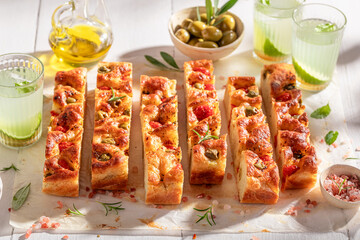 Hot and delicious focaccia sliced ??and served with lemonade.