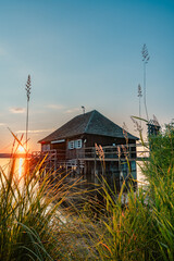 Bootsh&uuml;tte bei Sonnenuntergang 