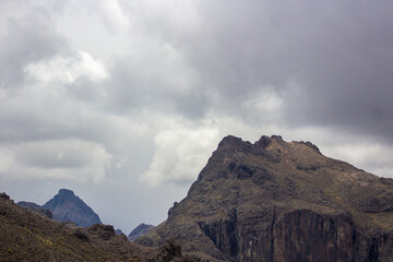 paisaje de los andes peruanos, lagunas, rocas, y cerros imponentes, apus