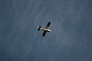 Avioneta volando 