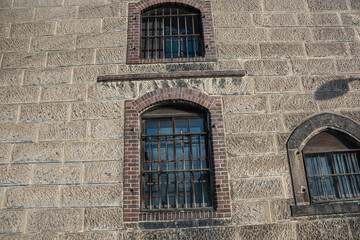 ブロック倉庫の外壁の窓
