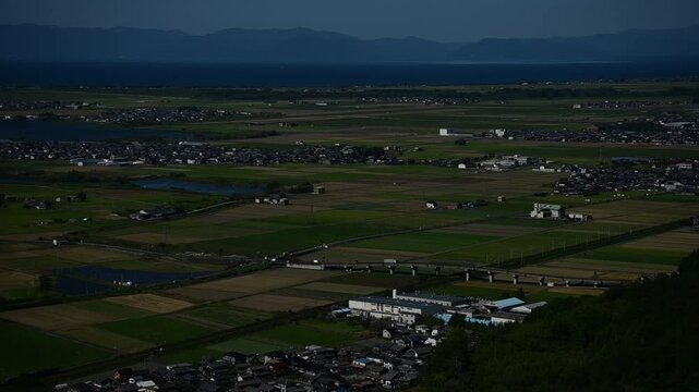 琵琶湖を背景に走るEF210牽引の貨物列車 （東海道本線 安土 - 能登川, 2024年10月）