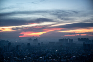 Obraz premium A city skyline with a beautiful sunset in the background