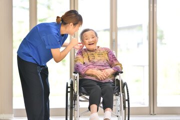 施設で楽しく過ごすシニア女性