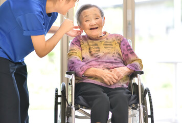 施設で楽しく過ごすシニア女性