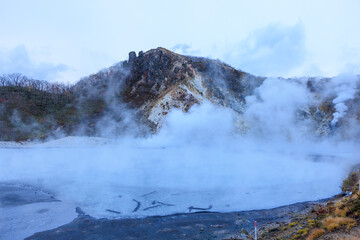 北海道・登別温泉の地獄谷と大湯沼の自然景観