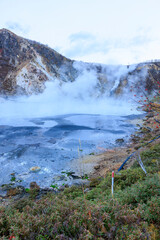 北海道・登別温泉の地獄谷と大湯沼の自然景観