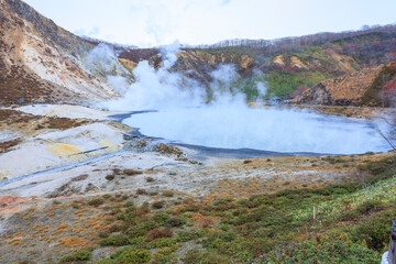 北海道・登別温泉の地獄谷と大湯沼の自然景観