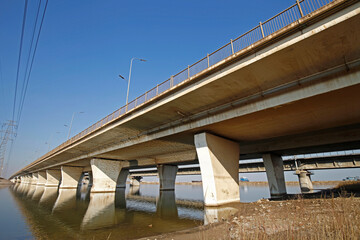 Obraz premium Elevated concrete bridge structure