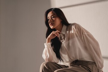 暖色のトーンで撮影をした若い女性の雰囲気のあるポートレート