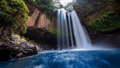Fototapeta na wymiar The falls inspire artists and writers alike. 