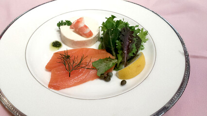 披露宴パーティでの前菜がのったお皿