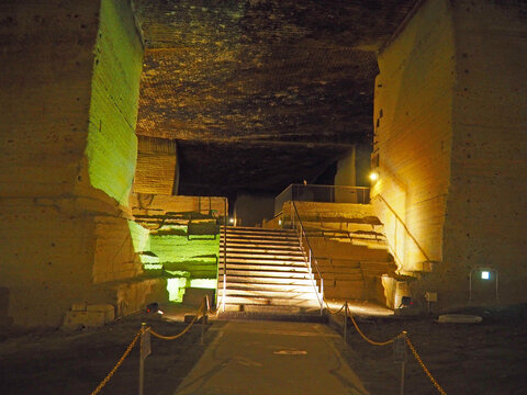 宇都宮の大谷石地下採掘場跡のライトアップされた神秘的な空間