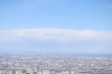 厚い雲に覆われた東京
