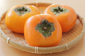 ザルに乗せた種無し柿