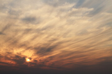 夕焼けに染まる雲