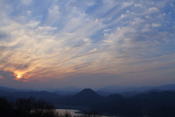 山に沈む夕日