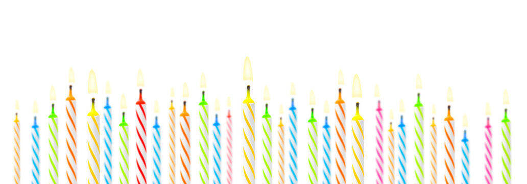 Bunte Geburtstagskerzen vor weissem Hintergrund