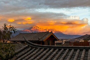 Naklejka premium 丽江 玉龙雪山 朝霞 日照金山 大研古城