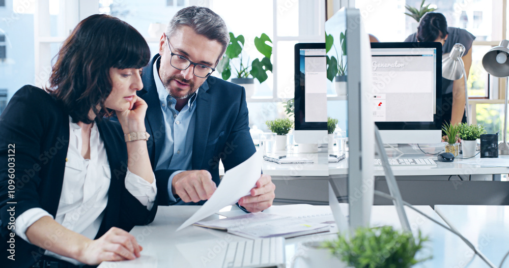 Aufkleber computer, documents and feedback with business people in office together for collaboration or traini