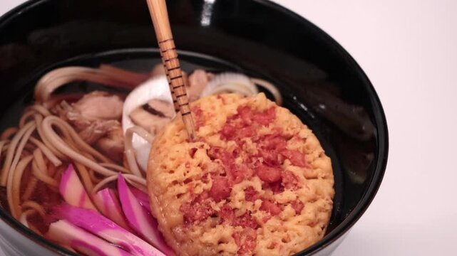 熱々のかけそば、冬の定番　温かいそば、年越し蕎麦で良い年を