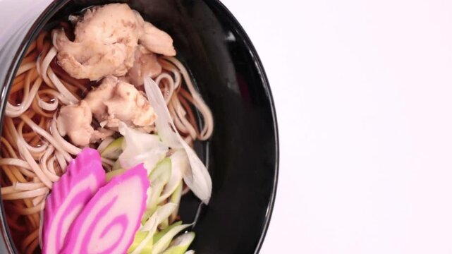 縦動画、熱々のかけそば、冬の定番　温かいそば、年越し蕎麦で良い年を
