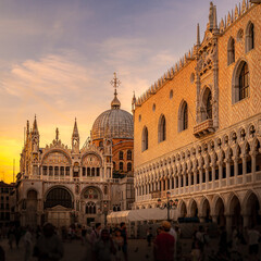 Naklejka premium Dogenpalast und Dom, Venedig, Venezien, Italien