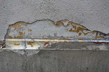 Mur écaillé et traces anciennes de couches de peinture de couleur