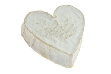 Fromage français Neufchâtel en gros plan sur fond blanc.